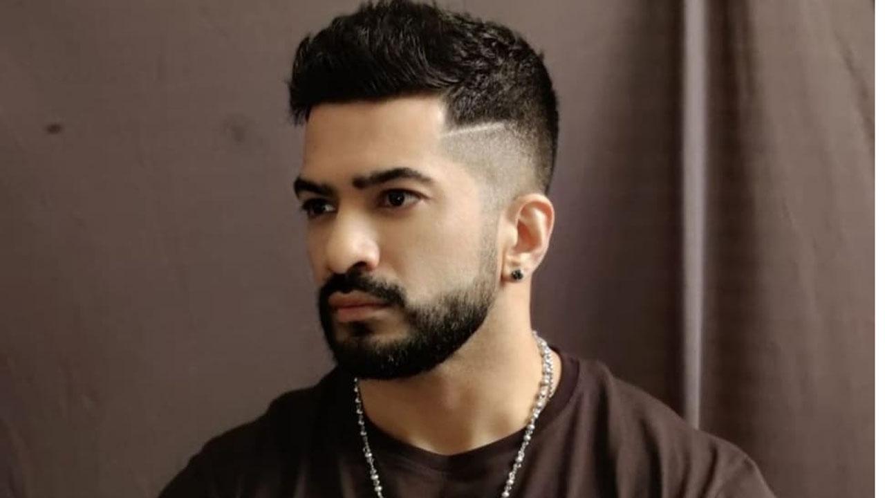 Actor Amit Tandon has recreated legendary singer Kishore Kumar’s famous song ‘Ek Haseena Thi’ from the movie ‘Karz’.
He says: “‘Ek Haseena Thi’ is one of my favourite songs. I always wanted to sing it for a special day and finally I sang it for my fans on New Year’s Eve. I’m glad that my audience is enjoying and appreciating me for the song.”